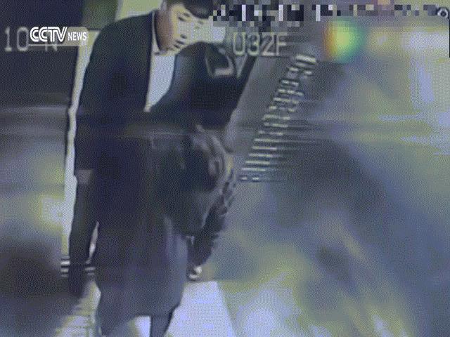 Góp ý về khói thuốc, người phụ nữ bị gã đàn ông đánh đập dã man ngay trong thang máy