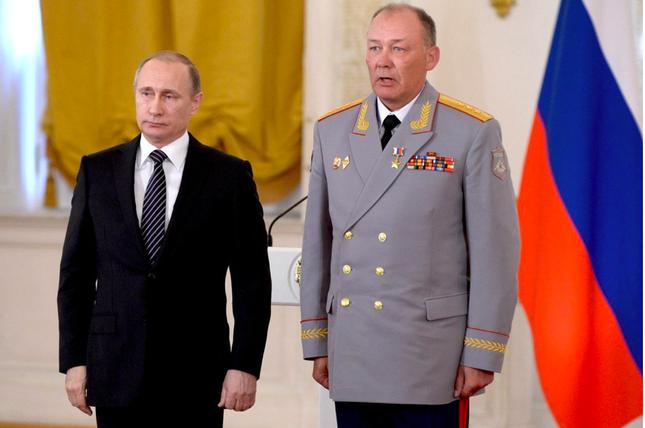 Tổng thống Nga Vladimir Putin và tướng Alexander Dvornikov trong lễ trao huy hiệu năm 2016. (Ảnh: Spunik)