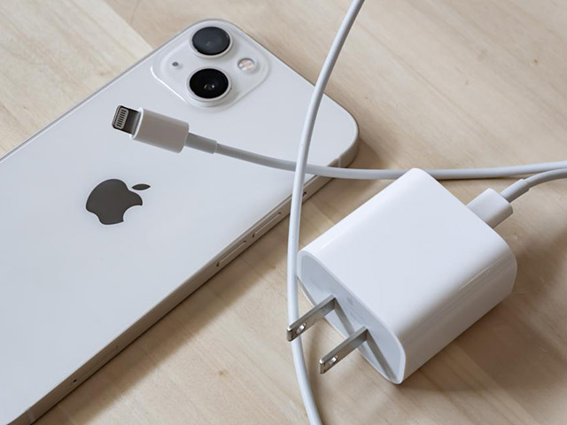 Apple để lộ bộ sạc bí mật với hai cổng sạc cho iPhone