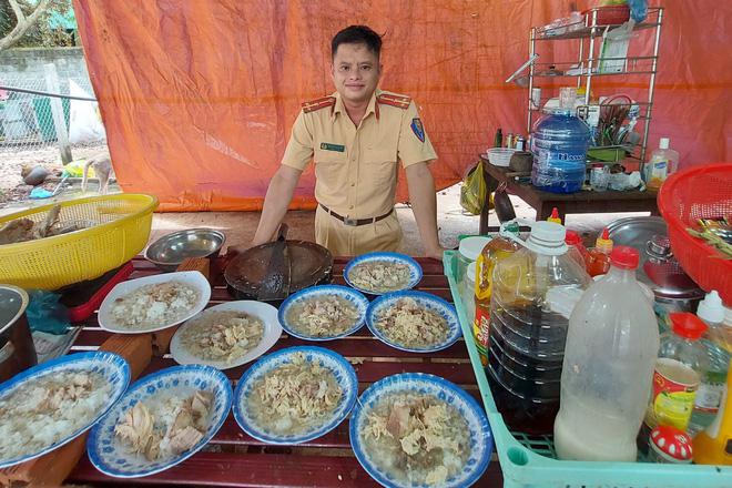 Thượng úy CSGT đi bốc vác, phụ hồ thêm để kiếm tiền cứu hộ chó mèo từ lò mổ - 7