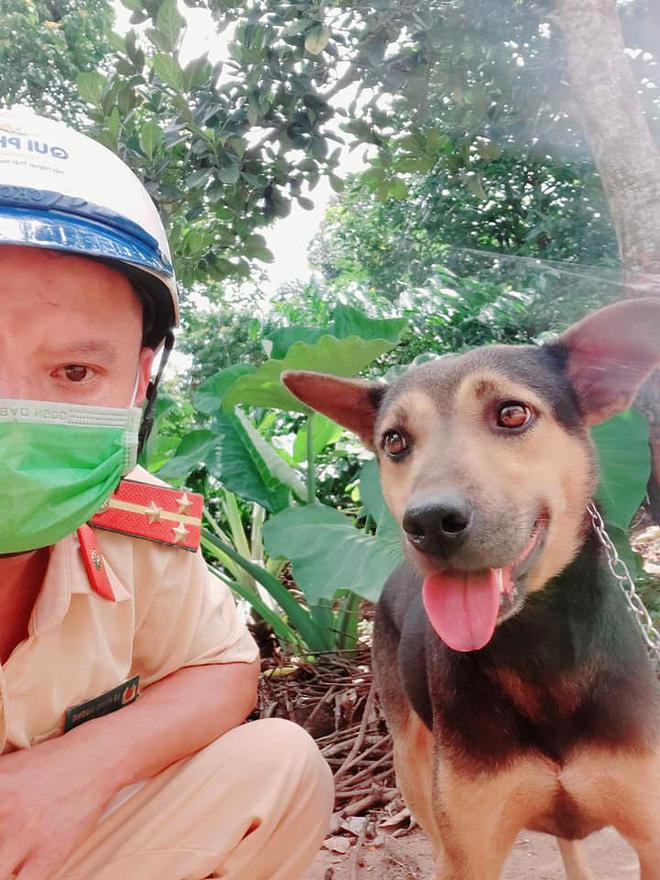 Thượng úy CSGT đi bốc vác, phụ hồ thêm để kiếm tiền cứu hộ chó mèo từ lò mổ - 11