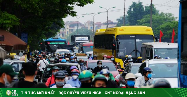 The flow of cars is congested to Hanoi, the driver is struggling to escape the traffic jam at the gateway to the capital
