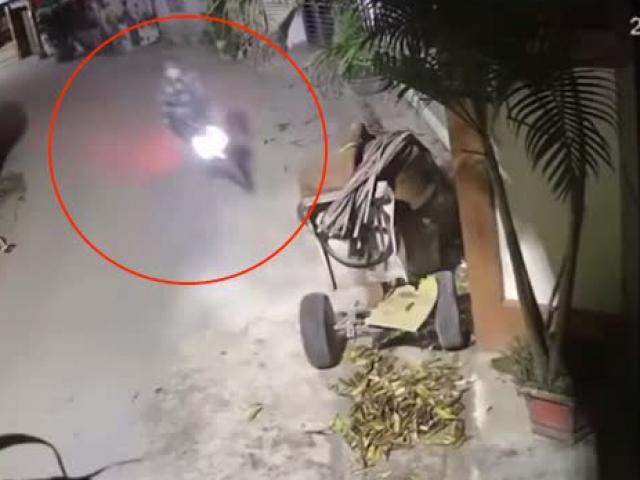 Tin tức trong ngày - Clip: Ôm cua tông lật xe trộn bê tông, tài xế xe winner may mắn thoát hiểm