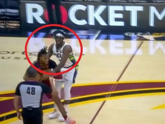 Thể thao - Cầu thủ kiếm 7 tỷ đồng "ngon ơ": Vào sân, phạm lỗi, rời sân sau 8 giây