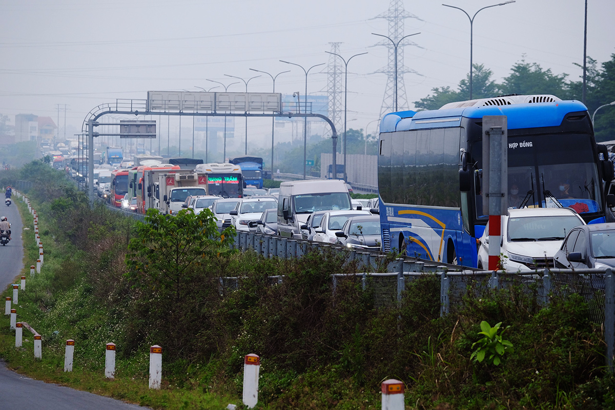 Dòng xe ùn ùn đổ về Hà Nội, TP.HCM, tài xế chật vật thoát cảnh tắc đường ở cửa ngõ - 1
