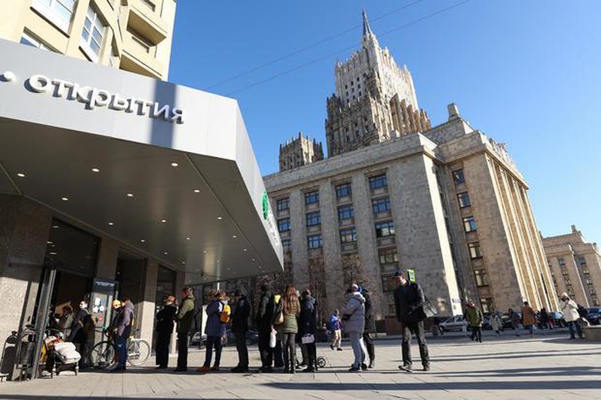 Người dân Nga xếp hàng trước trụ ATM của Ngân hàng Tinkoff ở Moscow chờ rút tiền trước khi Nga áp đặt các biện pháp hạn chế. Ảnh: TASS&nbsp;