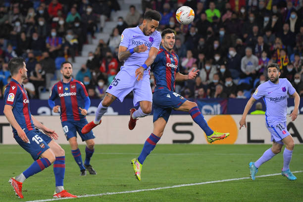 Aubameyang bật cao đánh đầu ghi bàn