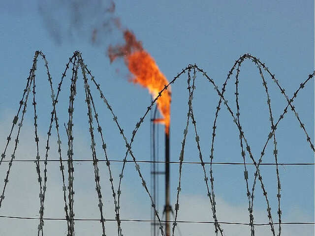 Kinh doanh - Nằm giữa mỏ dầu "siêu khủng", quốc gia này vẫn chật vật, đối mặt với khủng hoảng