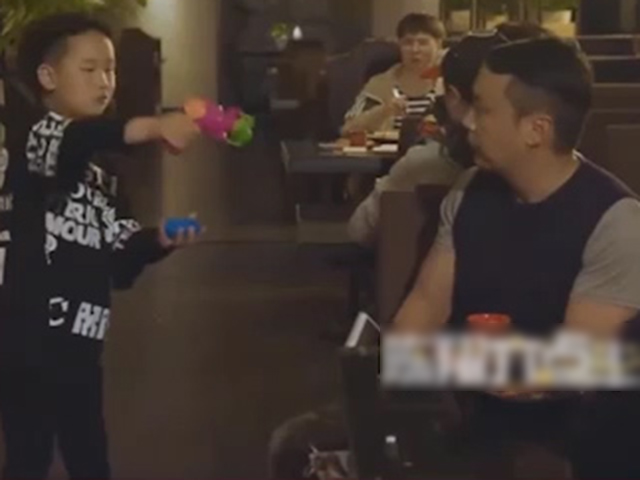 Clip hài hước - Cậu bé nghịch ngợm trong nhà hàng bị trừng trị và cái kết ngã ngửa