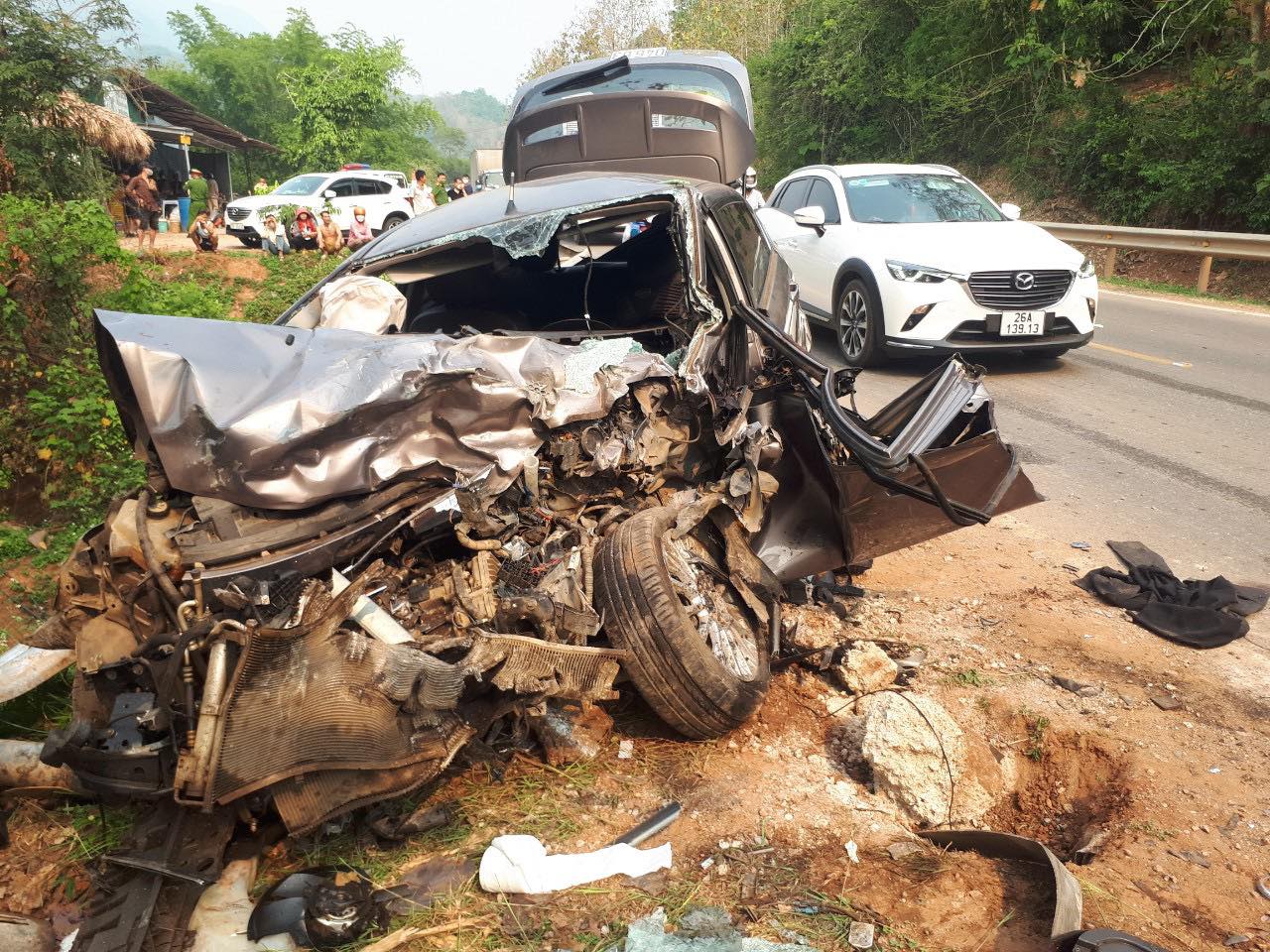 Car crushed its head after colliding with a truck, 1 dead, 2 injured - 1