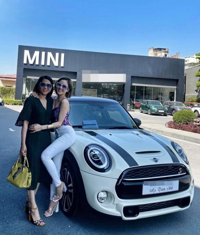 Chiếc xe Mini Cooper S được mẹ hot girl tài trợ tiền mua từ năm 2020 có giá khoảng 2 tỷ đồng. Trên trang cá nhân, người đẹp xứ Thanh nhiều lần khoe ảnh bên xế sang.
