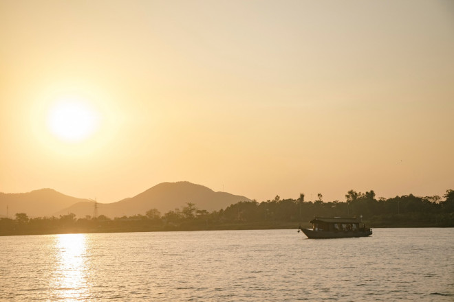 Sitting on the yacht drinking afternoon tea, watching the sunset on the Perfume River - 4