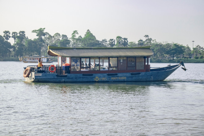 Sitting on the yacht drinking afternoon tea, watching the sunset on the Perfume River - 6