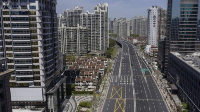 Con đường không một bóng người tại Thượng Hải. Ảnh - Bloomberg