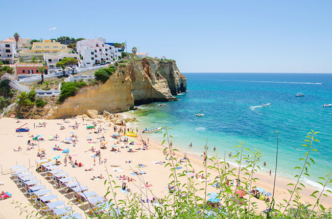 Algarve, Bồ Đào Nha: Nơi đây không hề thiếu những bãi biển chất lượng cao với bãi cát chạy dài, vùng nước trong xanh và được bao quanh bởi những vách đá vàng. Biển ở đây thật êm đềm và ấm áp, mời gọi du khách đến bơi lội và tham gia các môn thể thao dưới nước. 
