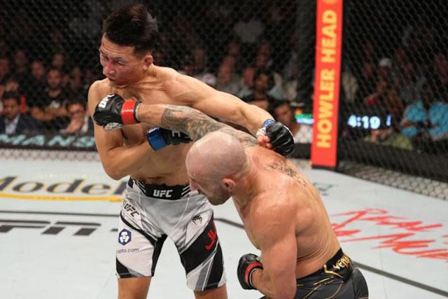 Knocking out 'Korean Zombie', Australian boxer successfully defended the featherweight championship - 1