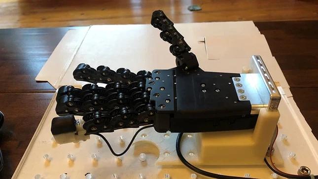 Using 3D printers, scientists create angelic robotic fingers - 1