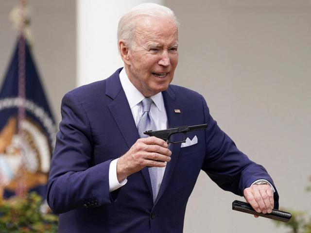 Ông Biden cấm ”súng ma”