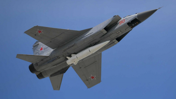 Máy bay Nga mang theo tên lửa Kinzhal. Ảnh: Getty Images