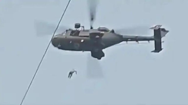 Một người đàn ông đang được kéo vào trực thăng thì rơi xuống tử vong. Ảnh: India Today