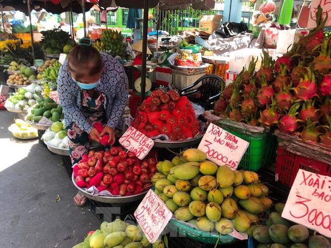 Trưa 12/4, ghi nhận tại nhiều khu vực gần các chợ lẻ như Hòa Bình (quận 5), Bà Chiểu (quận Bình Thạnh), Bình Thới... tiểu thương bày bán các loại trái cây ngay sát vỉa hè chào mời khách mua. Tại một khu chợ bên cạnh Bến xe Chợ Lớn (quận 6), bà Tâm sắp xếp lại mẹt trái cây, nói: "Vừa vào hè nhưng nhiều loại trái cây đầu mùa có giá rẻ bèo, như xoài cát ngọt chỉ có giá từ 20.000 đồng/kg; cam 15.000 đồng/kg. Trong khi những năm trước đều có giá gấp đôi. Nguyên nhân là nhiều nhà vườn không thể xuất khẩu khiến trái cây ùn ứ, giá giảm".
