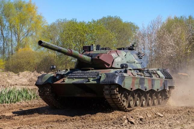 Xe tăng Leopard 1 được ra mắt vào năm 1965.