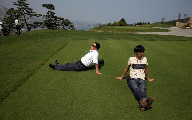 Du khách ngồi chơi trên sân golf thuộc khu nghỉ dưỡng núi Kim Cương hồi năm 2011. (Ảnh: AP)