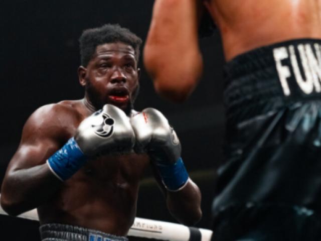 Thể thao - Võ sĩ nhận 233 đấm "không trượt phát nào", mặt bị biến dạng phải vào viện ngay