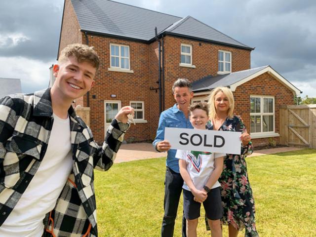 Bạn trẻ - Cuộc sống - Chàng trai 20 tuổi bí mật mua cho bố mẹ một ngôi nhà mơ ước