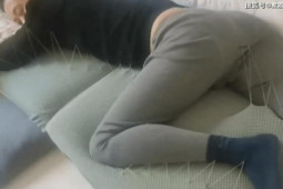 Bạn trẻ - Cuộc sống - Chồng nằm ườn trên sofa 5 tiếng, cô vợ "xuất chiêu" trừng trị thói lười khiến dân mạng "ngả nón"