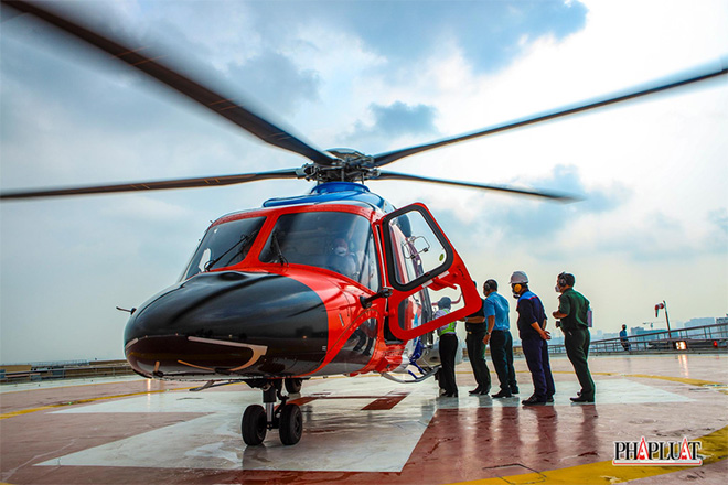 Chuyến bay khảo sát xây dựng sản phẩm du lịch “ngắm TP.HCM từ trên cao” bằng phương tiện máy bay trực thăng. Ảnh: NGUYỆT NHI