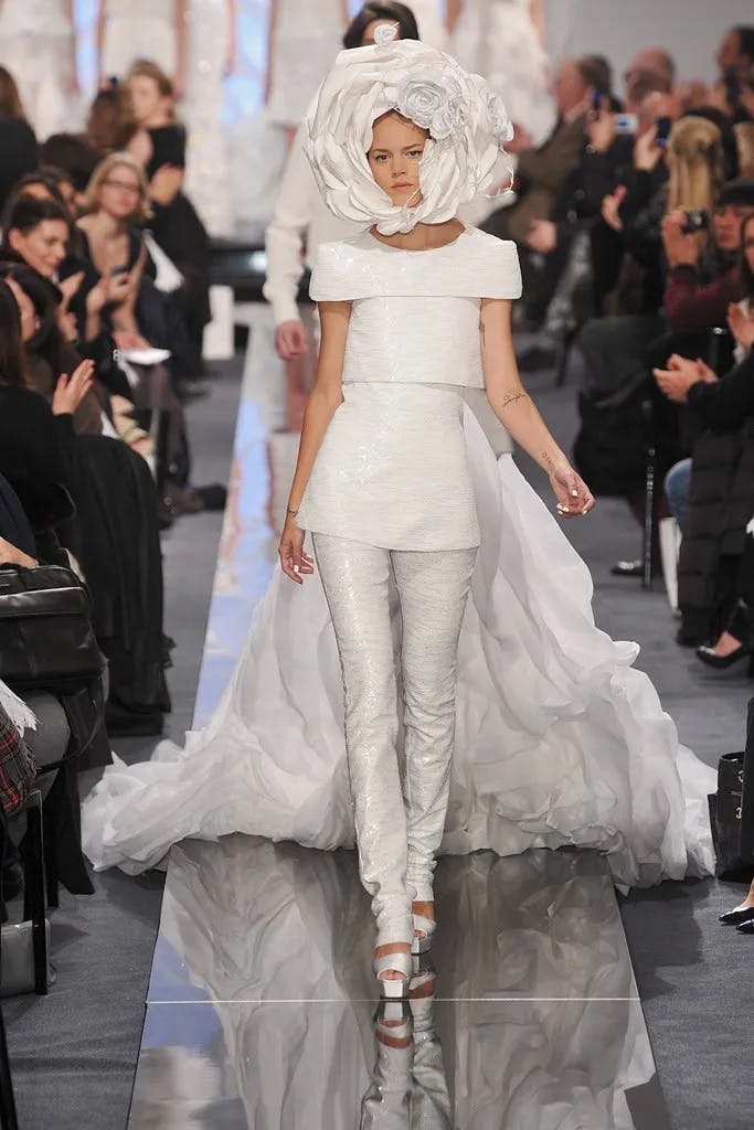 Chanel ra mắt những mẫu váy khiến lưng phụ nữ dài cả mét  Thời trang   Việt Giải Trí