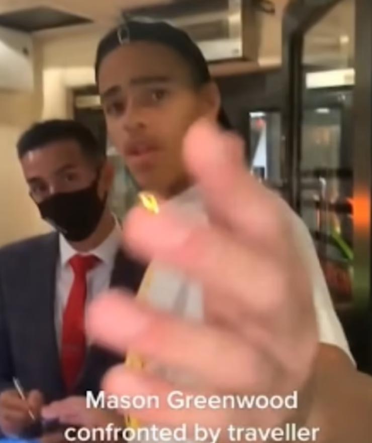 Mason Greenwood bực tức vì bị kẻ lạ mặt chửi bới ở nhà hàng San Carlo