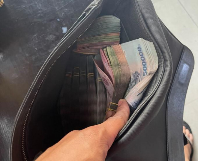 Chiếc túi xách bên trong có gần 1 tỉ đồng bỏ quên tại quán. 