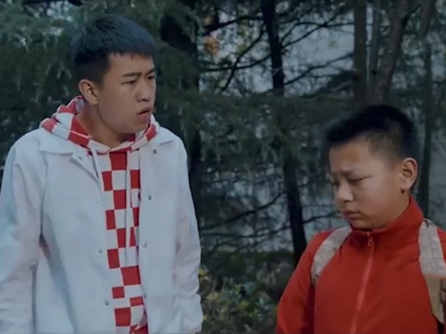 Clip hài hước - Con trai bị bắt nạt, ông bố có hành động khiến người khác ngã ngửa