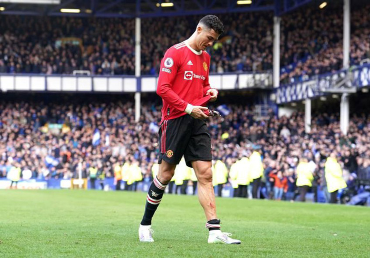 Ronaldo bị mẹ CĐV Everton quy vào tội danh hành hung