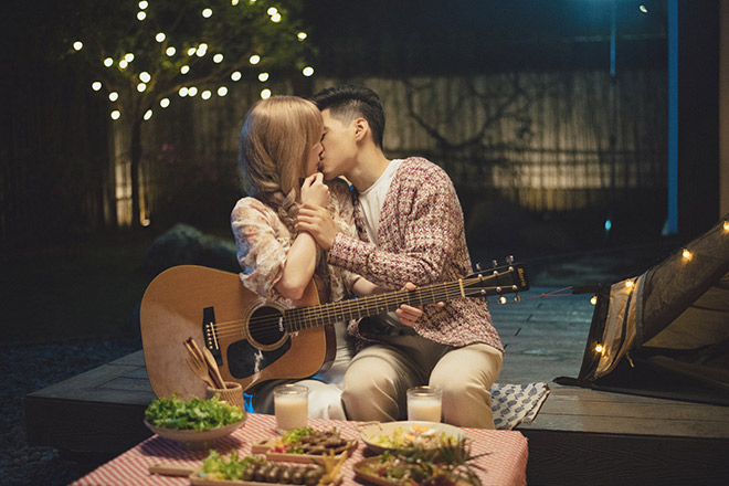 Thiều Bảo Trâm và bạn diễn nam có khá nhiều cảnh ôm hôn tình tứ, đây cũng là lần đầu nữ ca sĩ diễn cảnh khóa môi trong MV