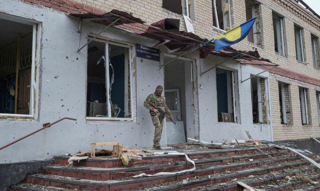 Tòa nhà bị phá hủy ở Kharkov, Ukraine, ngày 12/4. Ảnh:&nbsp;Reuters.