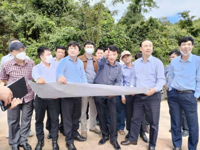 Thứ trưởng Bộ GTVT Lê Đình Thọ kiểm tra hướng tuyến cao tốc Bắc - Nam qua Bình Định vào cuối tháng 1/2022
