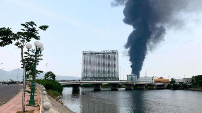 Cột khói từ hiện trường đám cháy bốc cao.