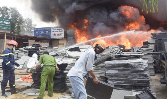 Lực lượng PCCC tham gia phun nước dập lửa.