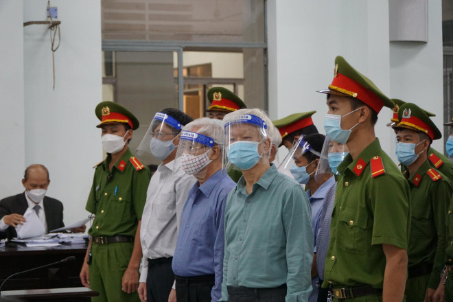 Các bị cáo trước phiên tòa xét xử sơ thẩm lãnh đạo UBND tỉnh Khánh Hòa, lãnh đạo sở ngành tỉnh Khánh Hòa