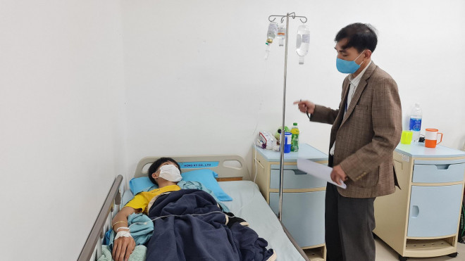 Ngành chức năng TP Đà Lạt (Lâm Đồng) thăm hỏi động viên các nạn nhân bị ngộ độc.