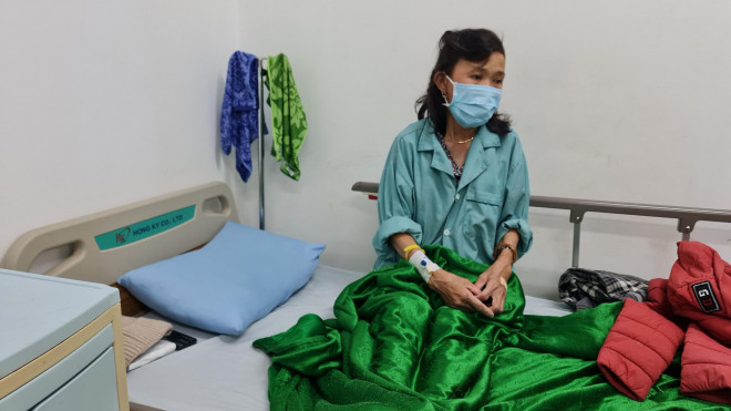 Nhiều nạn nhân có dấu hiệu ngộ độc thực phẩm sau khi ăn bánh mì phải nhập viện cấp cứu.