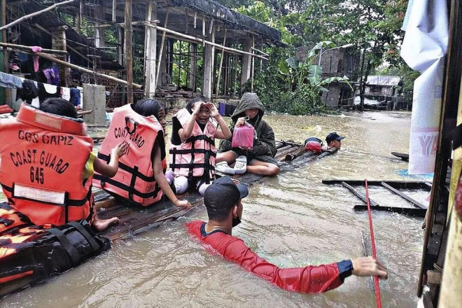 Thiên tai gây thiệt hại nghiêm trọng tại Philippines. Ảnh; AP