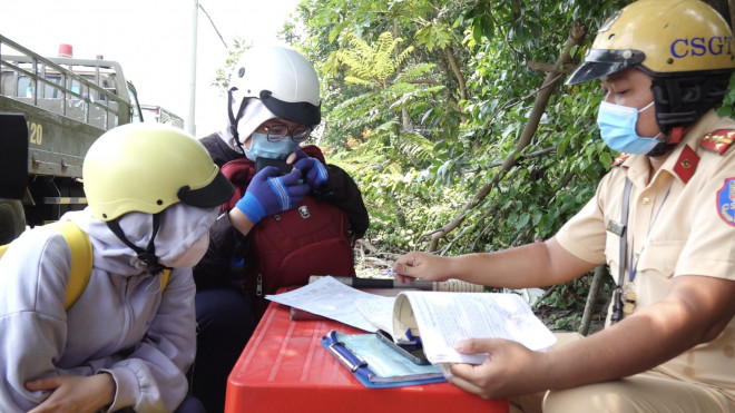 Chị P.N.T (21 tuổi, ngụ Tây Ninh điều khiển) điều khiển xe máy vượt tốc độ cho phép.