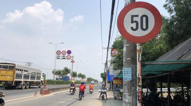 Biển báo tốc độ trên Quốc lộ 22.