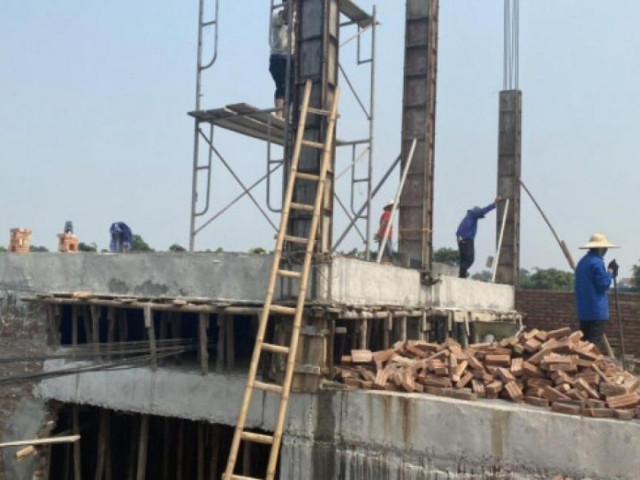 Tin tức trong ngày - Phạt nặng hộ dân làm nhà bao trùm dây thông tin đường sắt