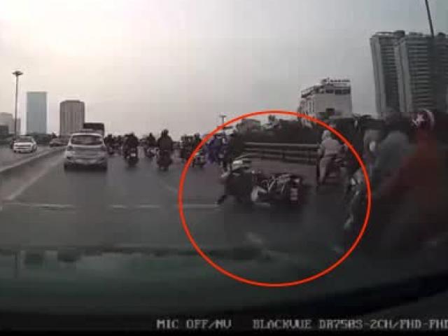 Tin tức trong ngày - Clip: 4 lái xe máy ngã như hiệu ứng domino trước mũi ô tô, tài xế có hành động đẹp