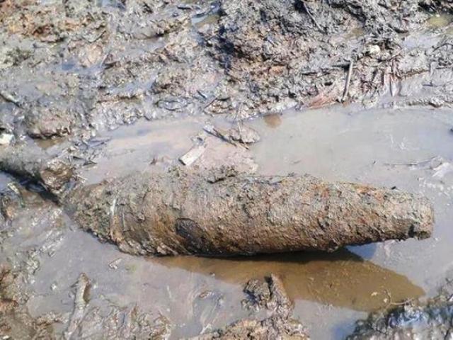 Tin tức trong ngày - Xe múc thi công bờ kè bất ngờ "đụng" phải 2 quả đạn pháo khủng